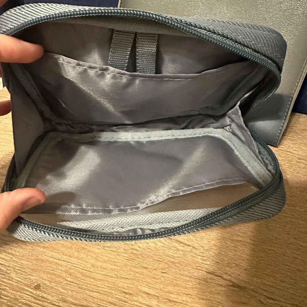 3 United Airlines amenity kit bags - Picture 3 of 4